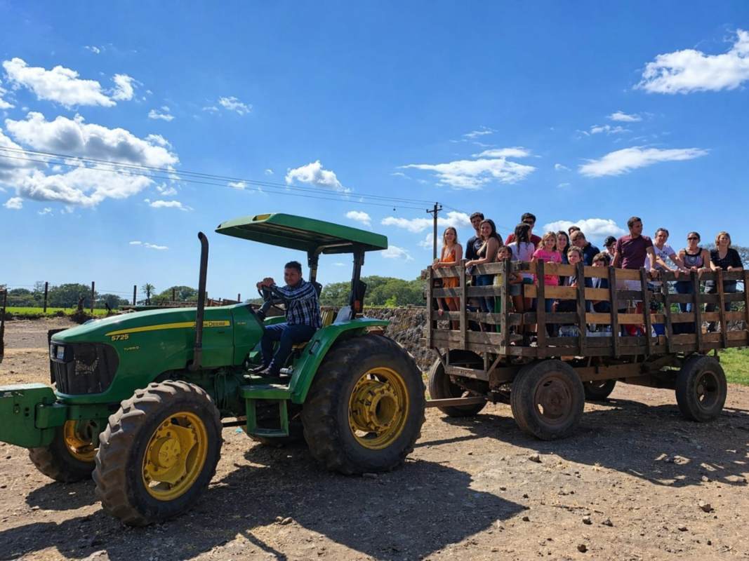 Visitantes disfrutan de un recorrido en tractor entre cafetales y bosque en Finca El Milagro, Caluco. Foto/ Cortesía