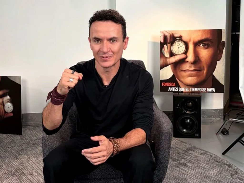El cantante colombiano Fonseca habla con EFE durante una entrevista en Miami (Estados Unidos).