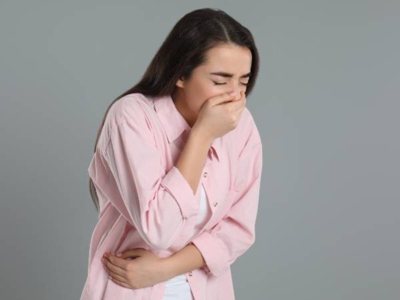Mujer con dolor de estómago y náuseas. Foto de referencia. Shutterstock