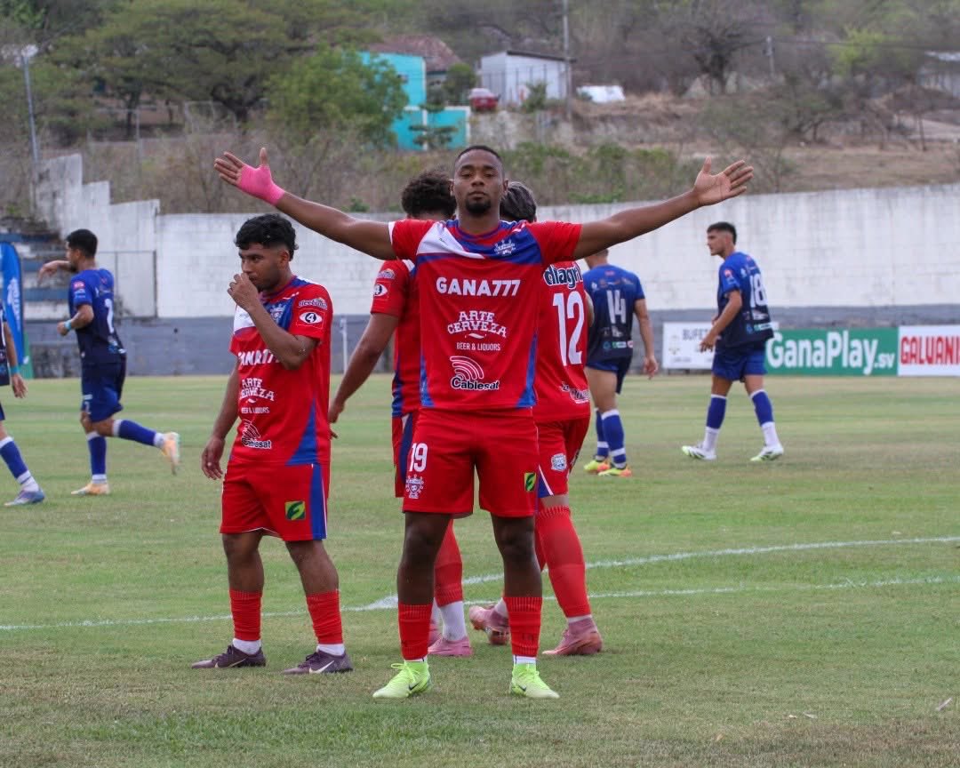 Cristian Gil celebra su gol ante Fuerte San Francisco. Foto X Firpo