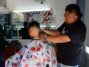 estudiante-cortandose-el-cabello-segun-nayub