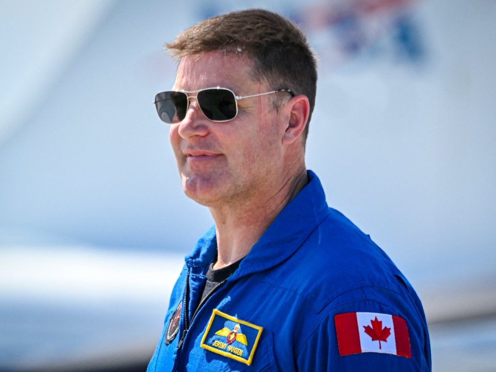 Jeremy Hansen observa en Florida durante los preparativos de Artemis II, la misión que sobrevolará la Luna sin alunizar.