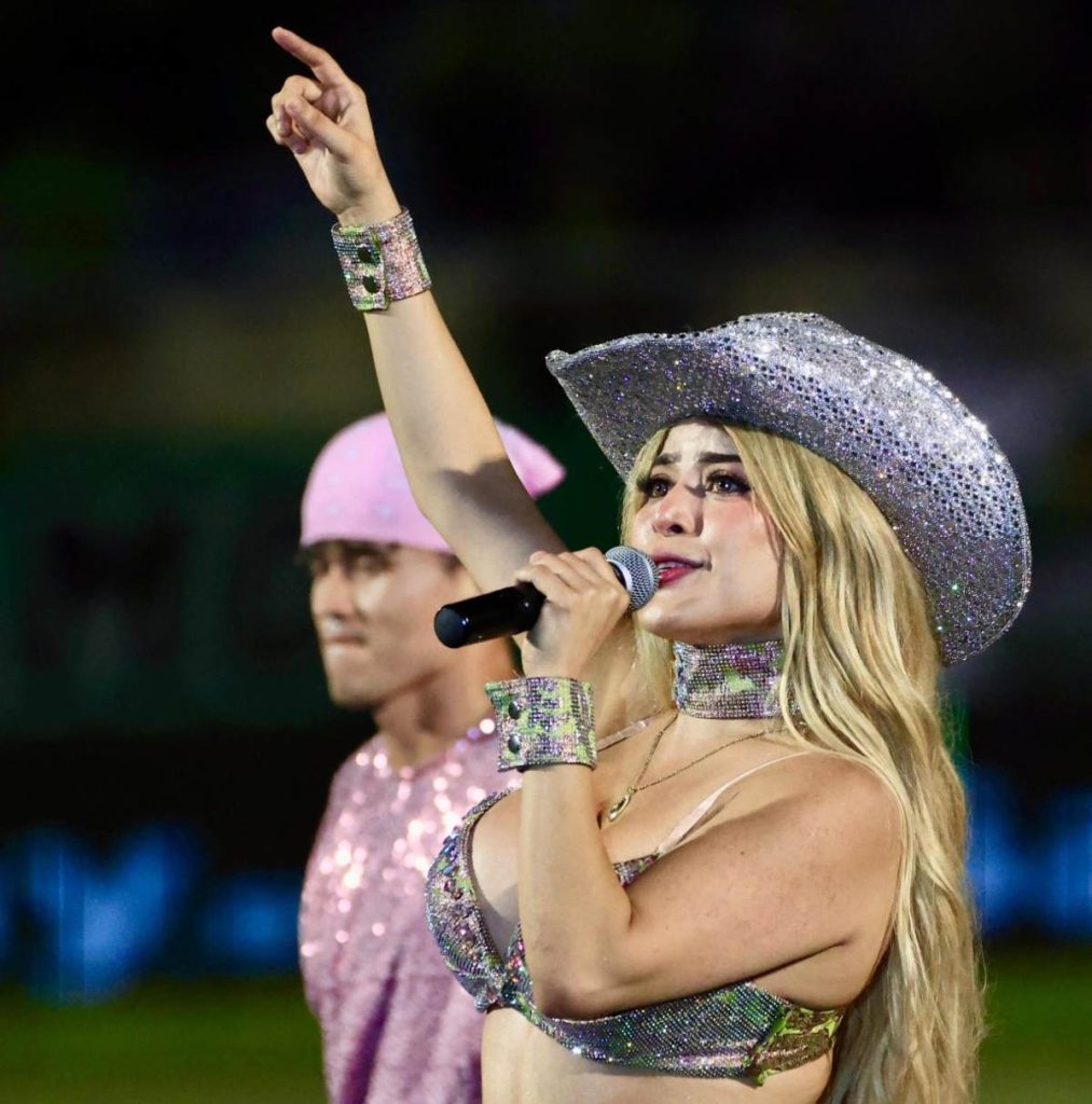 La cantante salvadoreña encendió el entretiempo con su show musical.