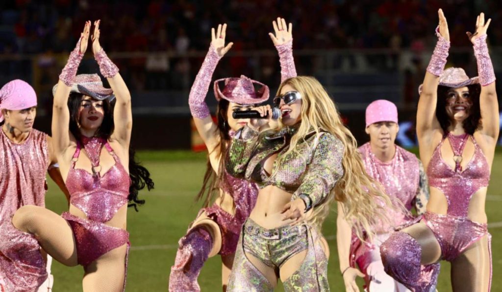 Julissa Ventura se robó el espectáculo durante el descanso del partido.