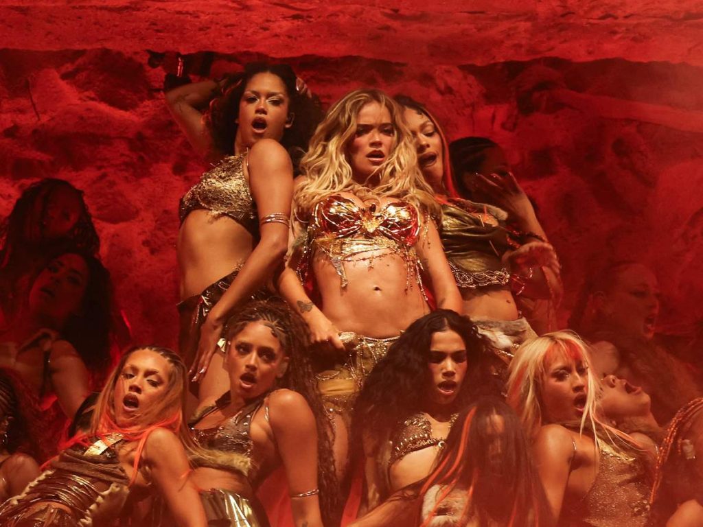 Karol G se presenta en Coachella 2026 en Indio, California, en una actuación histórica como la primera artista latina en encabezar el festival.