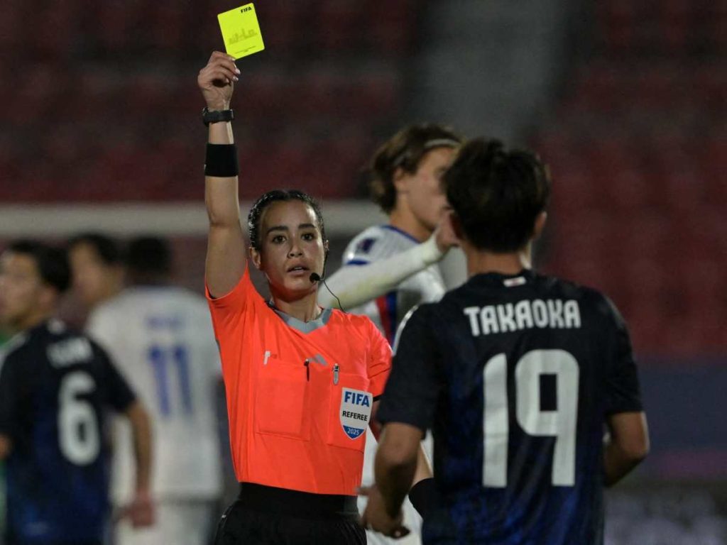 Katia Itzel García también hizo historia al dirigir partidos masculinos en la Copa Oro