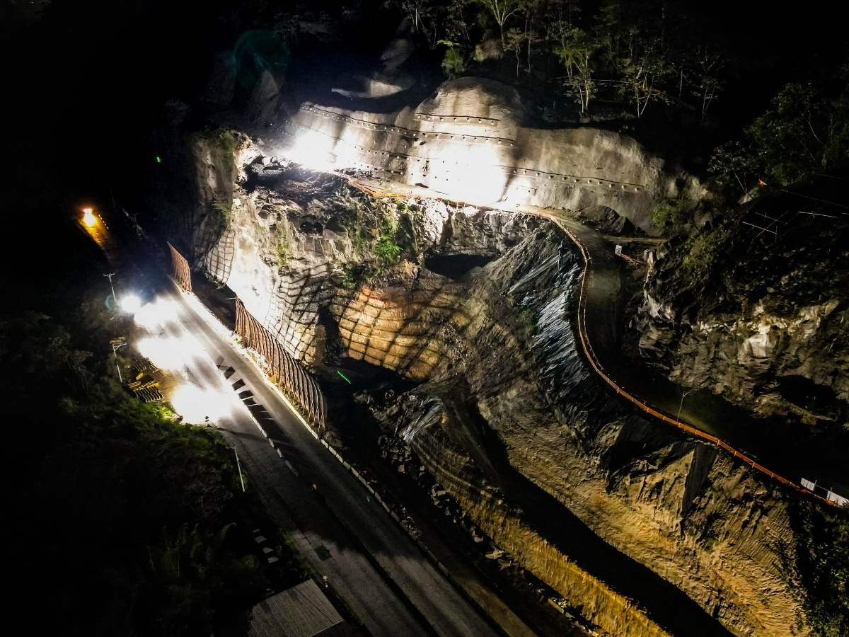 La detonación se realizó durante la madrugada en el kilómetro 18 y el tránsito fue restablecido tras finalizar los trabajos.