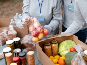 Voluntarios reparten despensas gratuitas en barrios con alta demanda alimentaria.