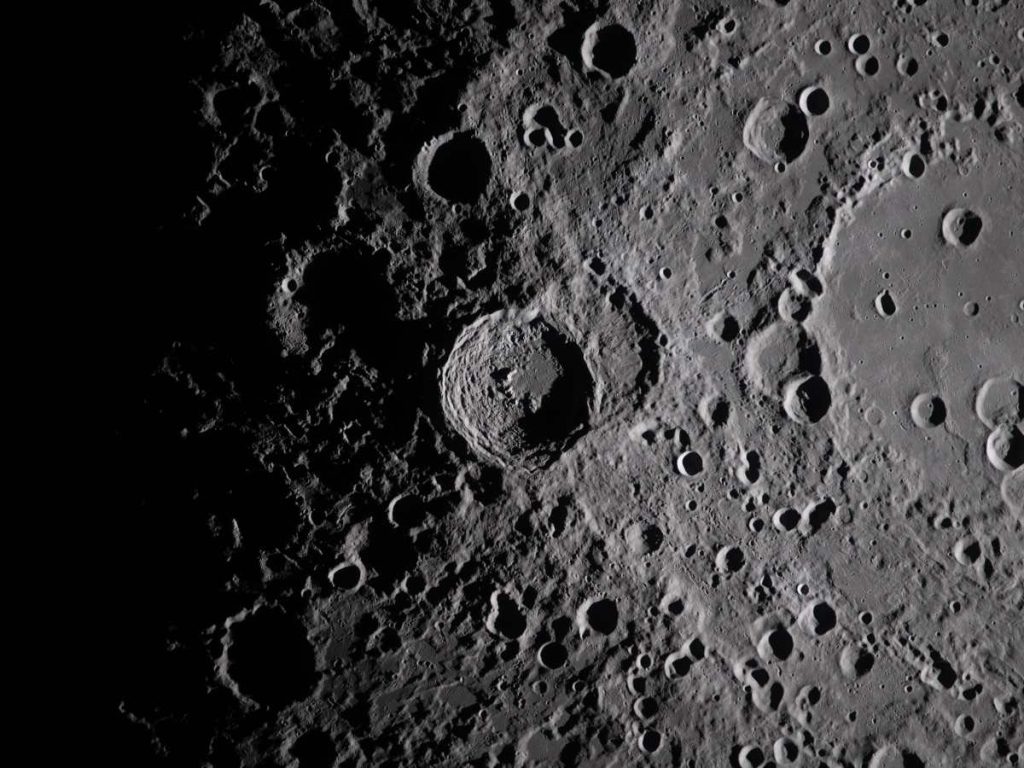 Detalle de la superficie lunar con múltiples cráteres, fotografiada por astronautas de Artemis II desde la nave Orión.