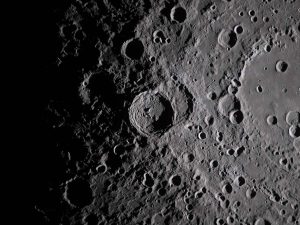 Detalle de la superficie lunar con múltiples cráteres, fotografiada por astronautas de Artemis II desde la nave Orión.