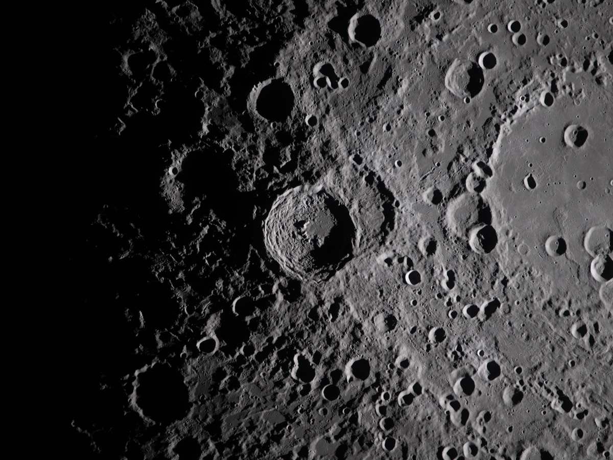 Detalle de la superficie lunar con múltiples cráteres, fotografiada por astronautas de Artemis II desde la nave Orión.