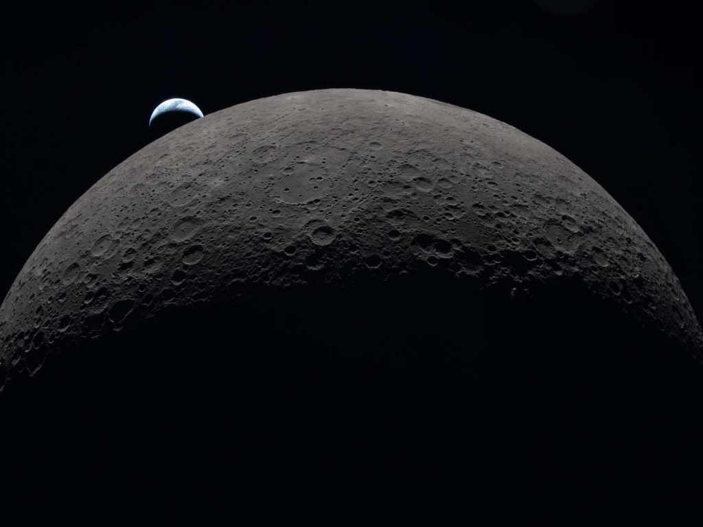 Imagen inédita del lado oculto de la Luna, una región más accidentada y poco visible desde la Tierra.