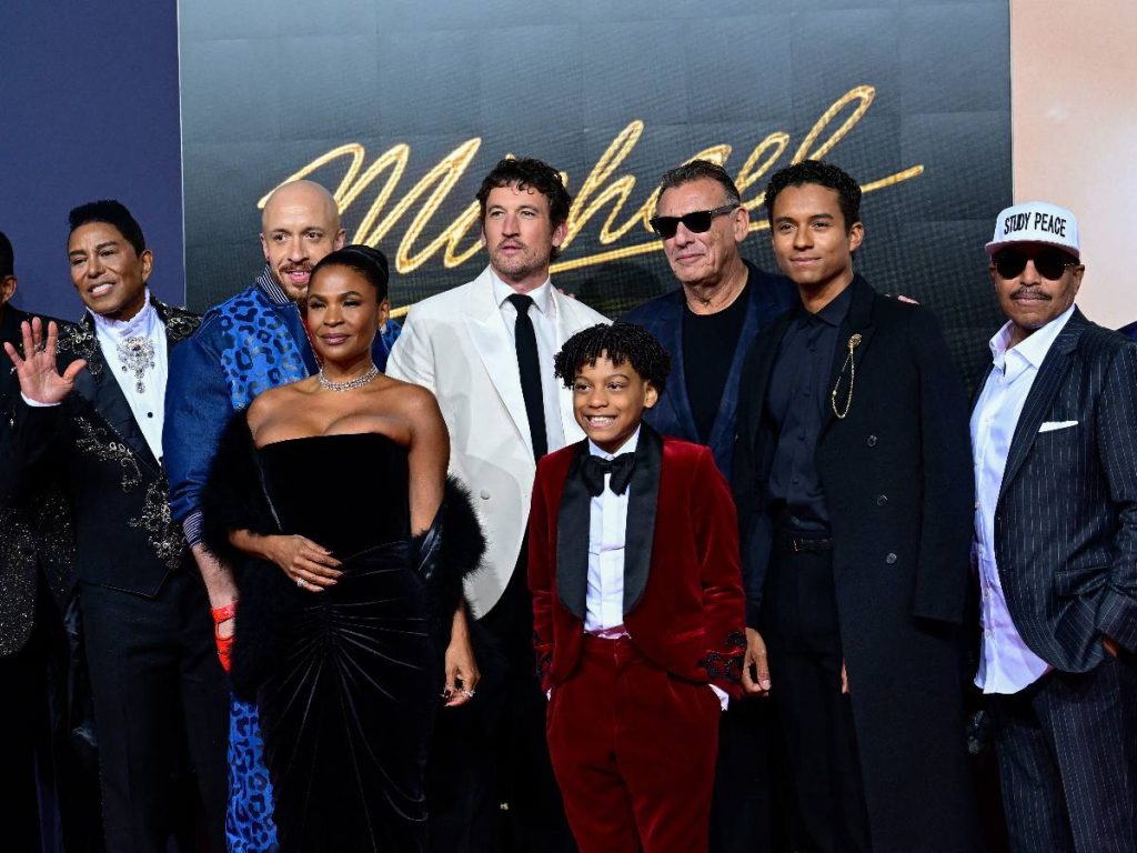 Miembros del elenco y familiares, incluyendo (de izquierda a derecha) el cantante estadounidense e hijo de Michael Jackson, Prince Jackson, el cantante estadounidense Jackie Jackson, el cantante estadounidense Jermaine Jackson, el actor estadounidense KeiLyn Durrel Jones, la actriz estadounidense Nia Long, el actor estadounidense Miles Teller, el actor estadounidense Juliano Valdi y el productor de cine inglés Graham King, el actor estadounidense Jaafar Jackson, posan para los fotógrafos a su llegada a la alfombra roja. AFP
