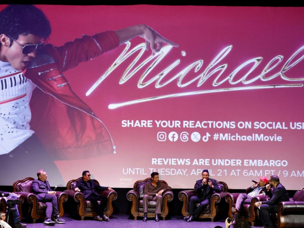 (De izquierda a derecha) Prince Jackson, Graham King, Jackie Jackson, Jaafar Jackson, Jermaine Jackson, Marlon Jackson y Eddie D. Melton hablan en el escenario durante la sesión de preguntas y respuestas tras la proyección especial en su ciudad natal de "Michael" de Lionsgate el 13 de abril de 2026 en Gary, Indiana. Brian Ach/Getty Images para Lionsgate/AFP 