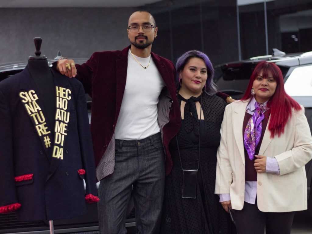 Las diseñadoras salvadoreñas Sindy y Yenny Hernández junto a un modelo presentan Moskem Signature, una propuesta que eleva la sastrería artesanal con identidad local.