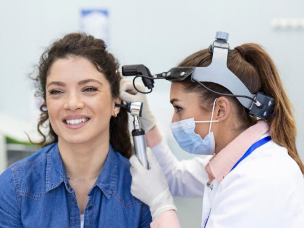 Dificultades para escuchar sonidos cotidianos pueden ser una señal temprana de pérdida de audición. Foto Freepik