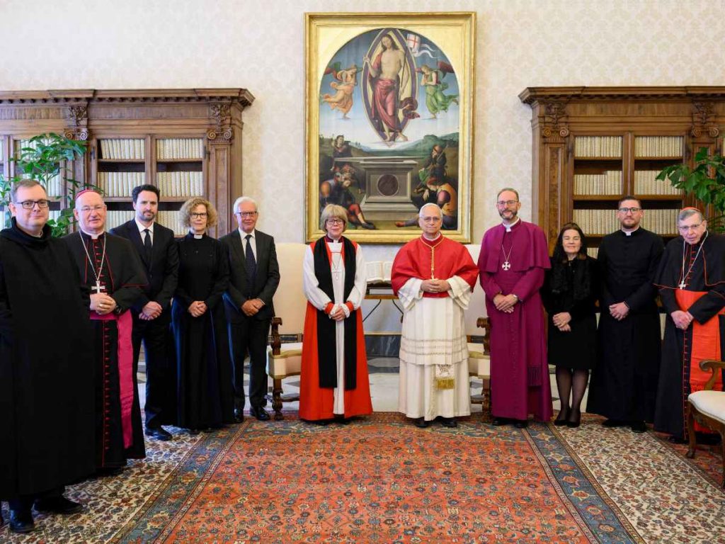 El papa León XIV se reúne con Sarah Mullally, arzobispa de Canterbury, durante un encuentro en el Vaticano el 27 de abril de 2026. 