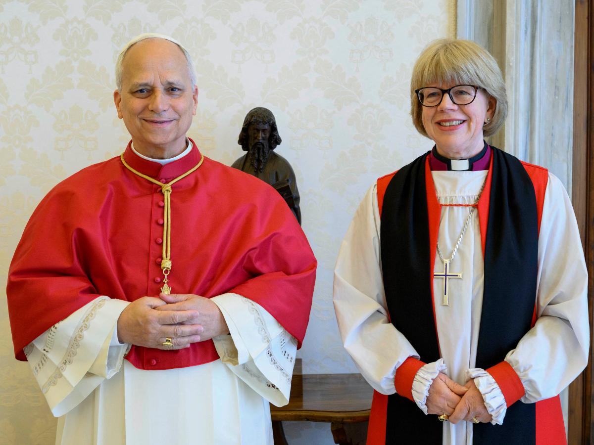 El papa León XIV posa junto a Sarah Mullally, arzobispa de Canterbury, durante su encuentro en el Vaticano el 27 de abril de 2026. Foto: Vatican Media/AFP