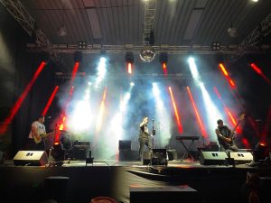 Plastilina Mosh hizo vibrar al público salvadoreño con un show cargado de energía, nostalgia noventera y una conexión total desde el escenario.