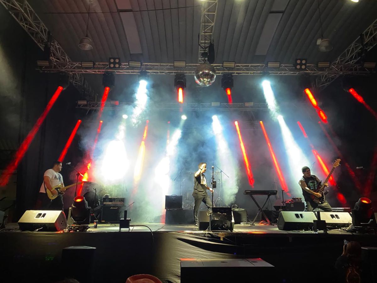 Plastilina Mosh hizo vibrar al público salvadoreño con un show cargado de energía, nostalgia noventera y una conexión total desde el escenario.