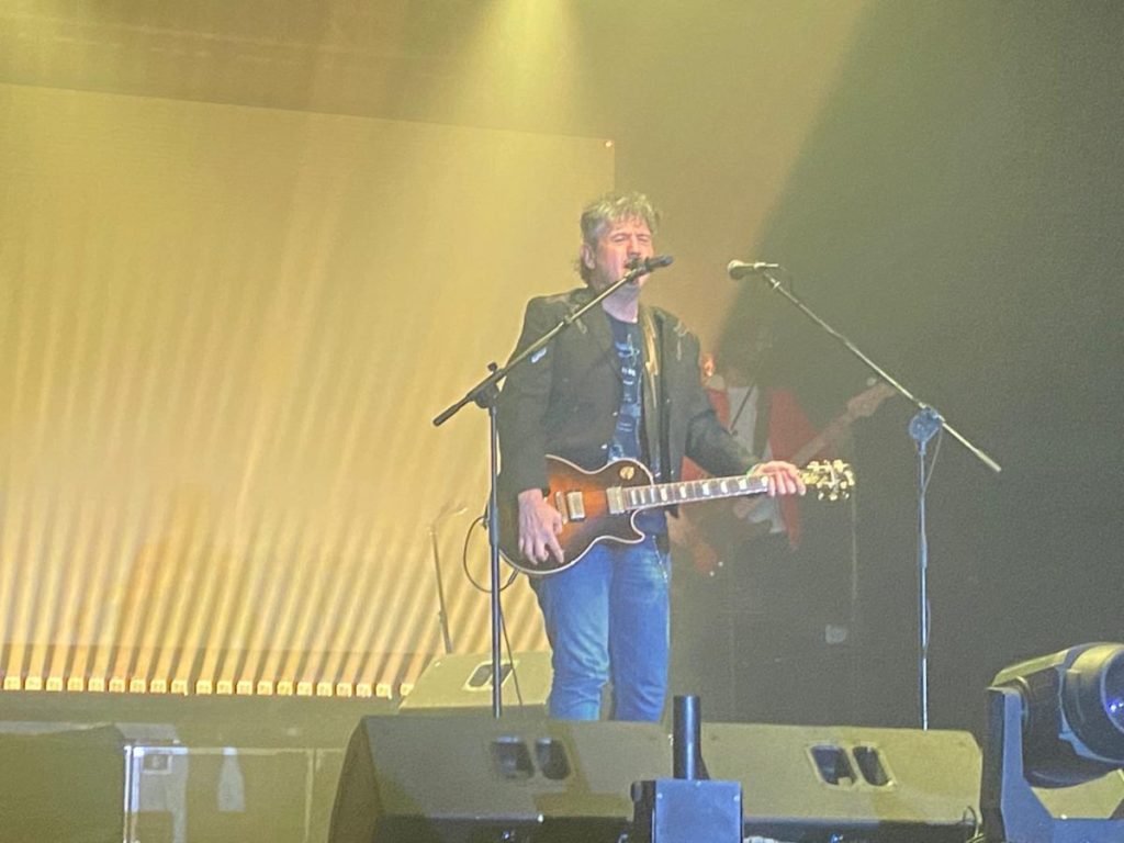 La euforia se apoderó del recinto cuando el dúo mexicano interpretó sus éxitos más icónicos ante fanáticos entregados.