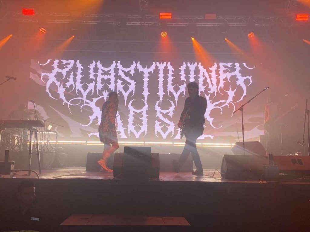 Entre luces, guitarras y beats electrónicos, la banda ofreció una noche explosiva que combinó rock, funk y actitud irreverente.