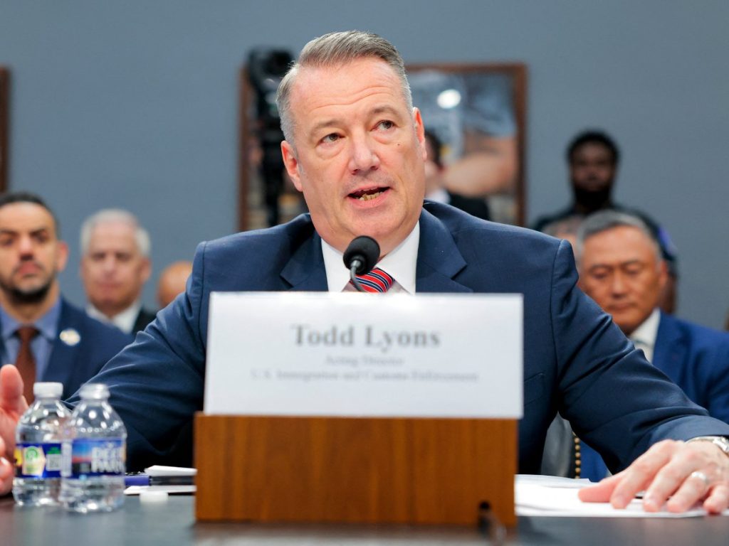 Todd Lyons dejará el cargo a finales de mayo tras más de un año al frente del Servicio de Inmigración y Control de Aduanas.