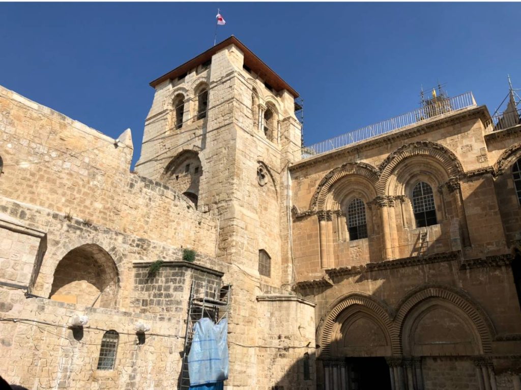 Miles de peregrinos recorren la Vía Dolorosa en la Ciudad Vieja de Jerusalén.