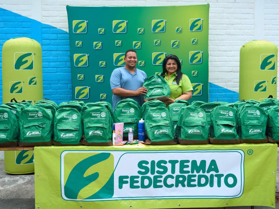 La donación incluyó cuadernos, lápices y otros insumos esenciales para el aprendizaje.