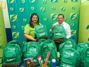 Estudiantes de San Sebastián y Santo Tomás recibieron mochilas equipadas con útiles escolares.