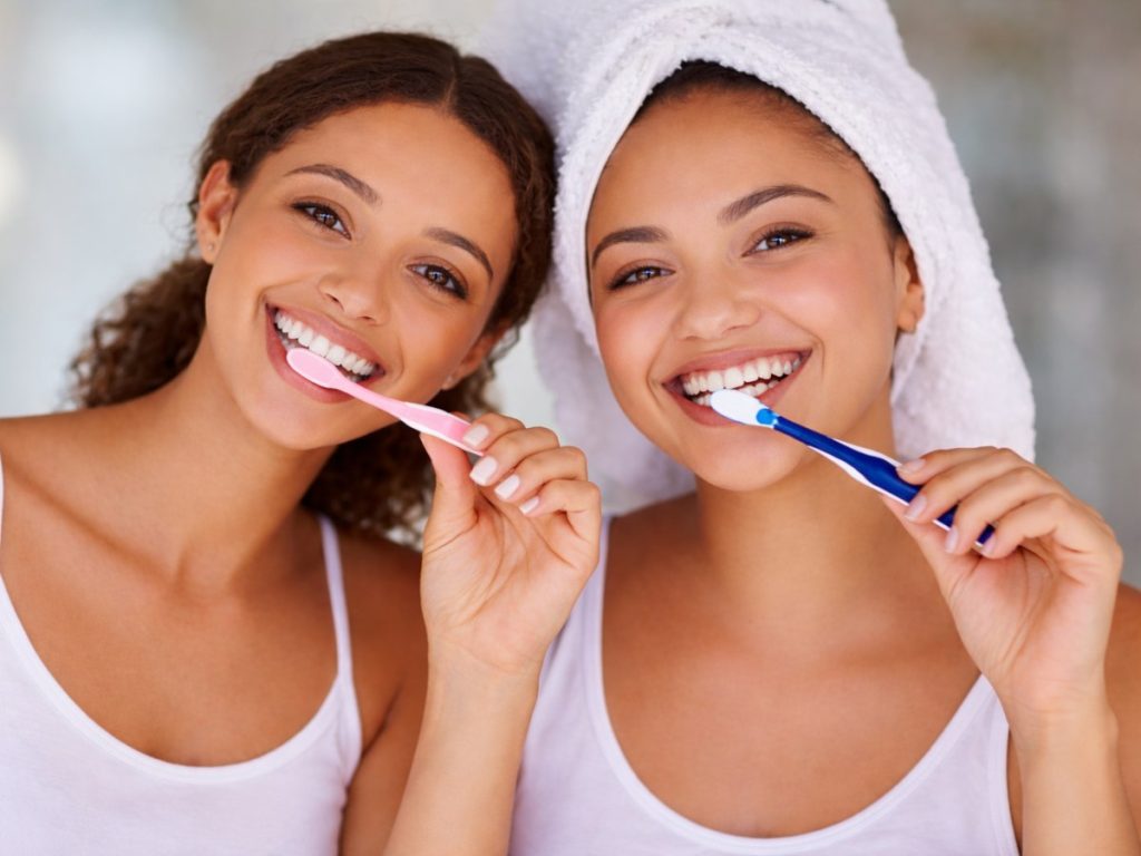 Sonrisa-cepillarse-los-dientes-cuidar-salu-bucal-sonrisa
