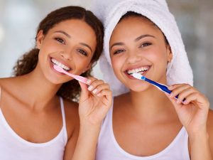 Sonrisa-cepillarse-los-dientes-cuidar-salu-bucal-sonrisa