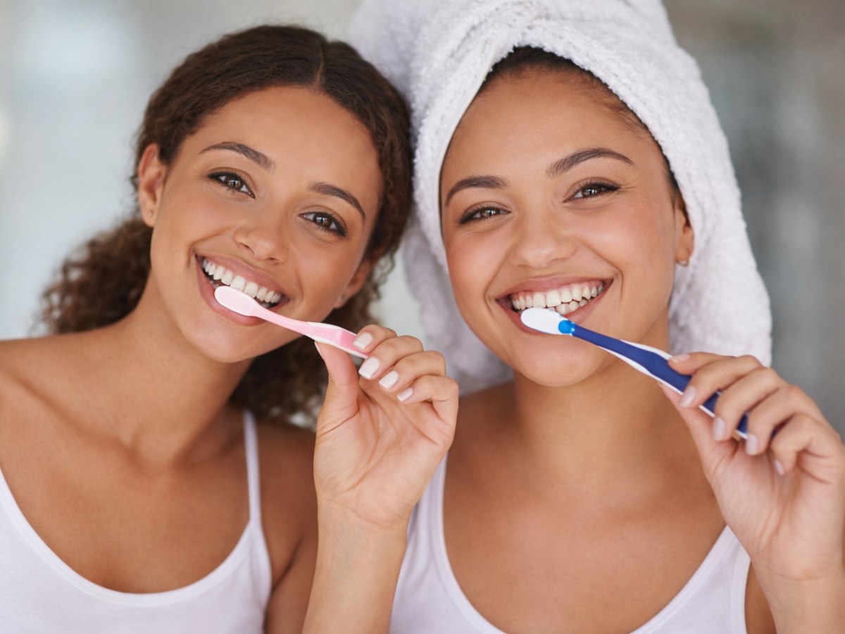 Sonrisa-cepillarse-los-dientes-cuidar-salu-bucal-sonrisa