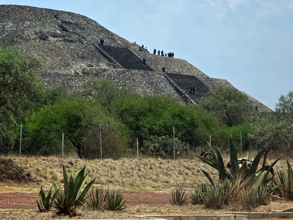 Agentes de policía trabajan en la Pirámide de la Luna en la zona arqueológica de Teotihuacán tras un tiroteo ocurrido en Teotihuacán, Estado de México, el 20 de abril de 2026. AFP