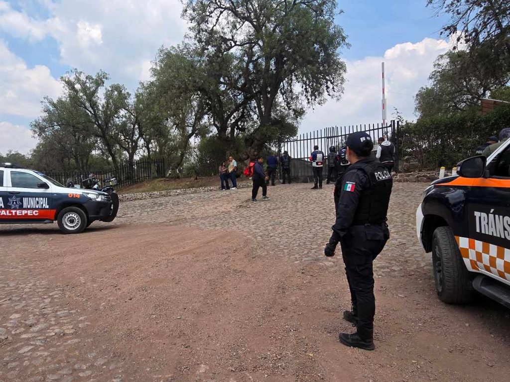 Agentes de policía permanecen en la zona arqueológica de Teotihuacán tras un tiroteo ocurrido en Teotihuacán, Estado de México, el 20 de abril de 2026. AFP
