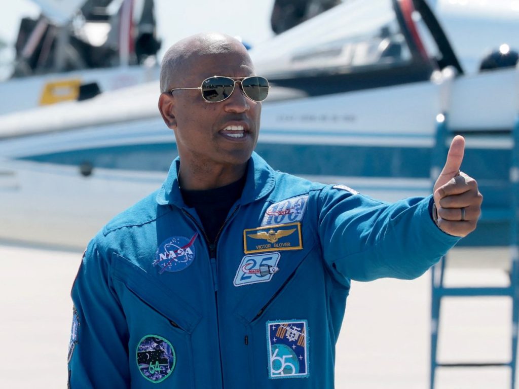 Victor Glover levanta el pulgar al llegar al Centro Espacial Kennedy para Artemis II, misión de 10 días que lo llevará a orbitar la Luna y regresar a la Tierra.