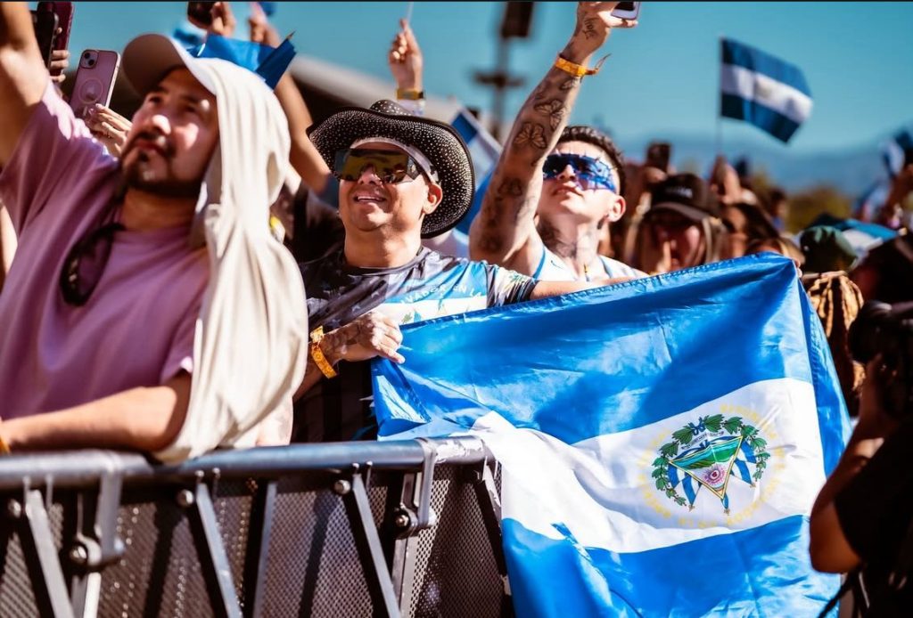 El público responde con euforia al debut de Los Hermanos Flores en uno de los escenarios más importantes del mundo.