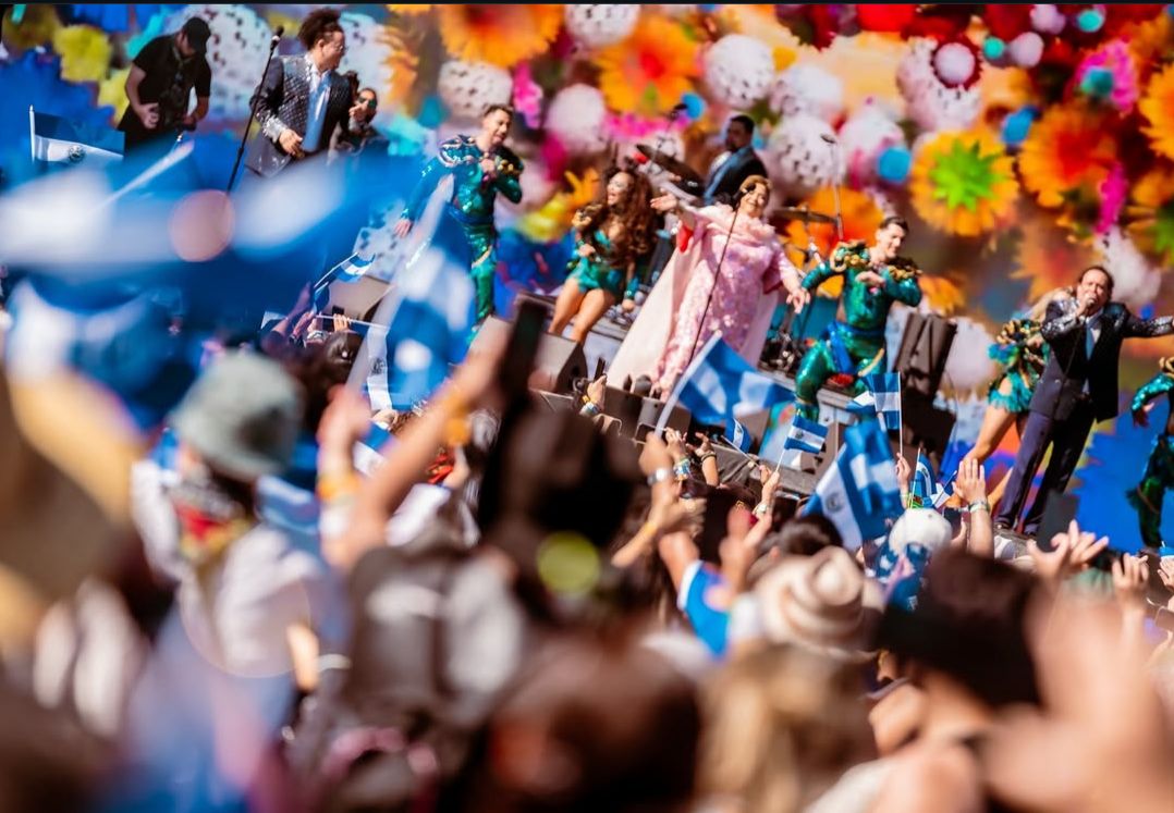 Los colores azul y blanco brillan en el escenario mientras la cumbia salvadoreña hace historia en el festival.