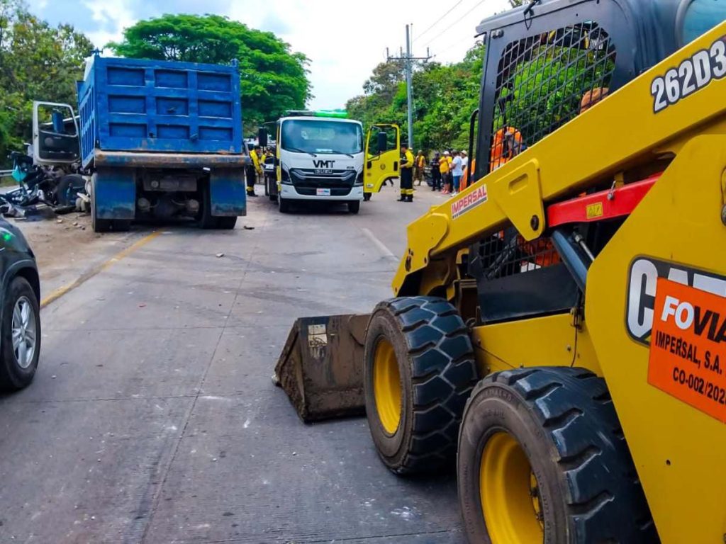 El paso vehicular comienza a habilitarse de forma gradual en la carretera a Acajutla mientras continúan los trabajos de las autoridades.