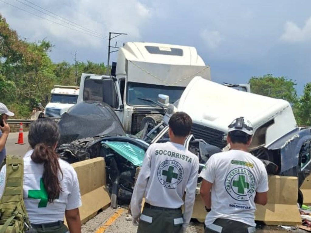 Socorristas de Cruz Verde acudieron al lugar para atender a personas afectadas tras el accidente.
