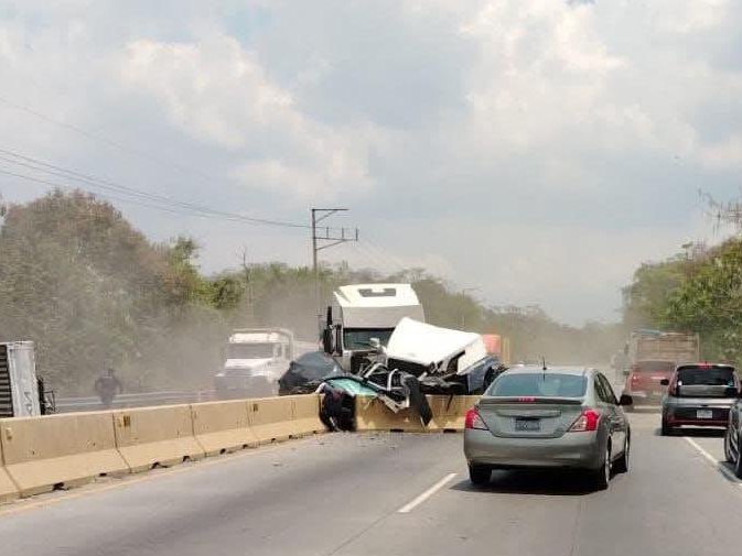 Varios vehículos, incluidos pesados, se vieron involucrados en el accidente reportado por el VMT.