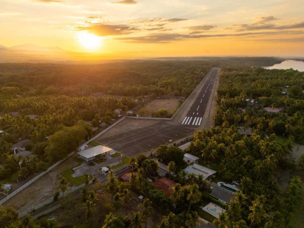 Autoridades del Gobierno inauguran el aeródromo El Zapote, en la Barra de Santiago, Ahuachapán