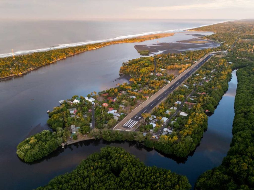 El nuevo aeródromo está ubicado en San Francisco Menéndez, entre Garita Palmera y la bocana de la Barra de Santiago. Foto/ MOPT