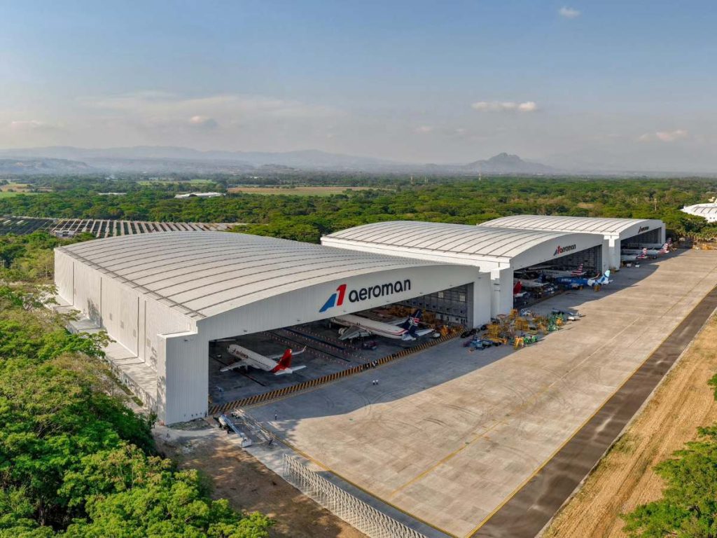 La compañía subrayó que aeronaves de todo el mundo son atendidas por técnicos salvadoreños, fortaleciendo el papel del país en el sector. Foto Casa Presidencial