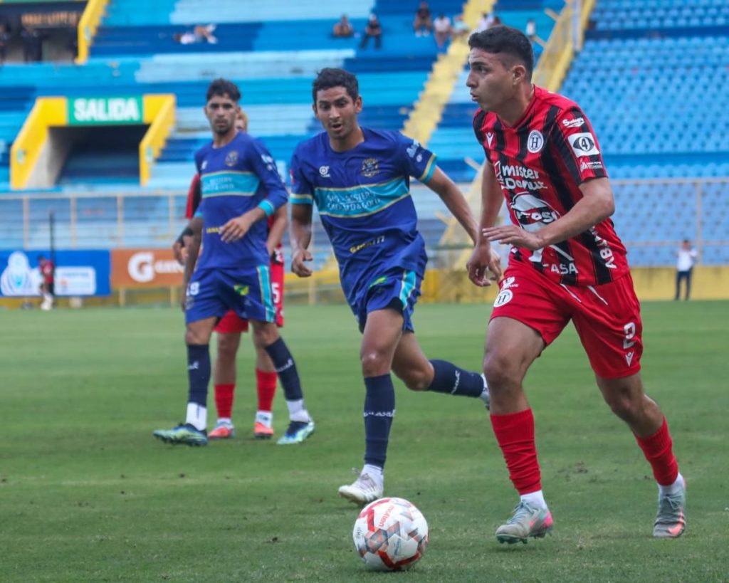 Jugadores de Hércules festejan uno de los goles en la victoria clave ante Zacatecoluca, resultado que los saca del fondo de la tabla acumulada.