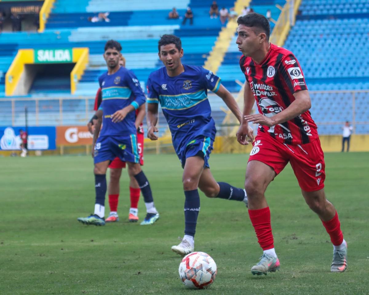Jugadores de Hércules festejan uno de los goles en la victoria clave ante Zacatecoluca, resultado que los saca del fondo de la tabla acumulada.