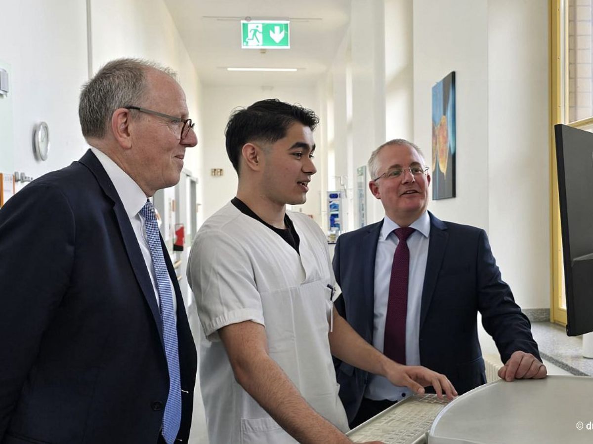 Enfermero salvadoreño en hospital en Alemania. Foto Cortesía Embajada de Alemania en El Salvador