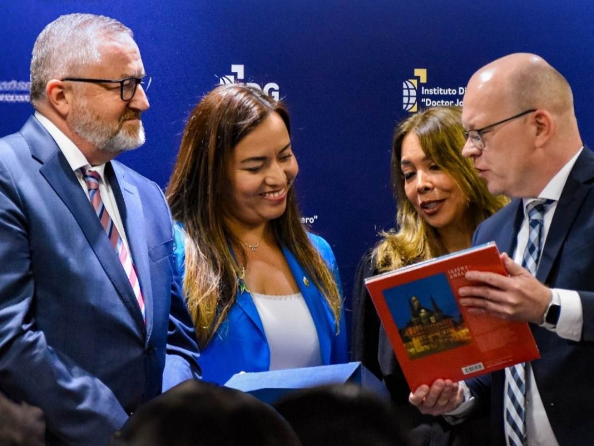 Jóvenes salvadoreños conocen oportunidades para estudiar y trabajar en Alemania a través del programa APAL.