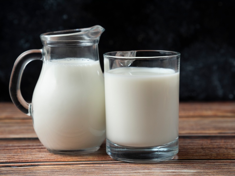 Autoridades emitieron alerta sanitaria por un lote de leche no apto para el consumo en El Salvador.