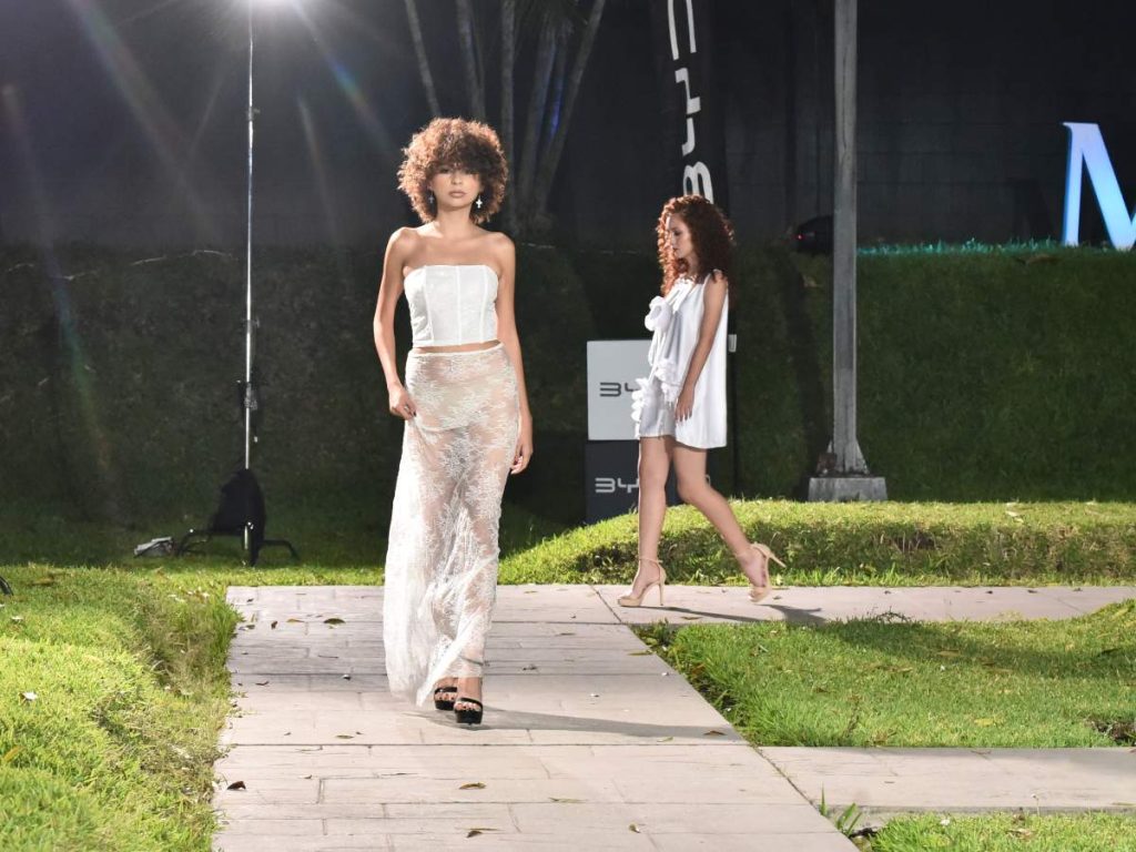 Transparencias y encaje en siluetas ligeras marcaron esta propuesta fresca y femenina en pasarela.